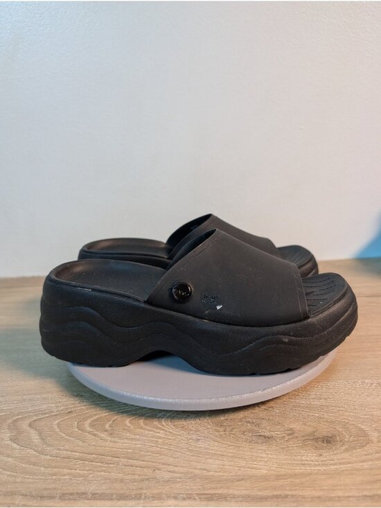 Women\'s Crocs Platform Skyline Slides Size 7 Slip on PVC Sandals Solid Black main image 9